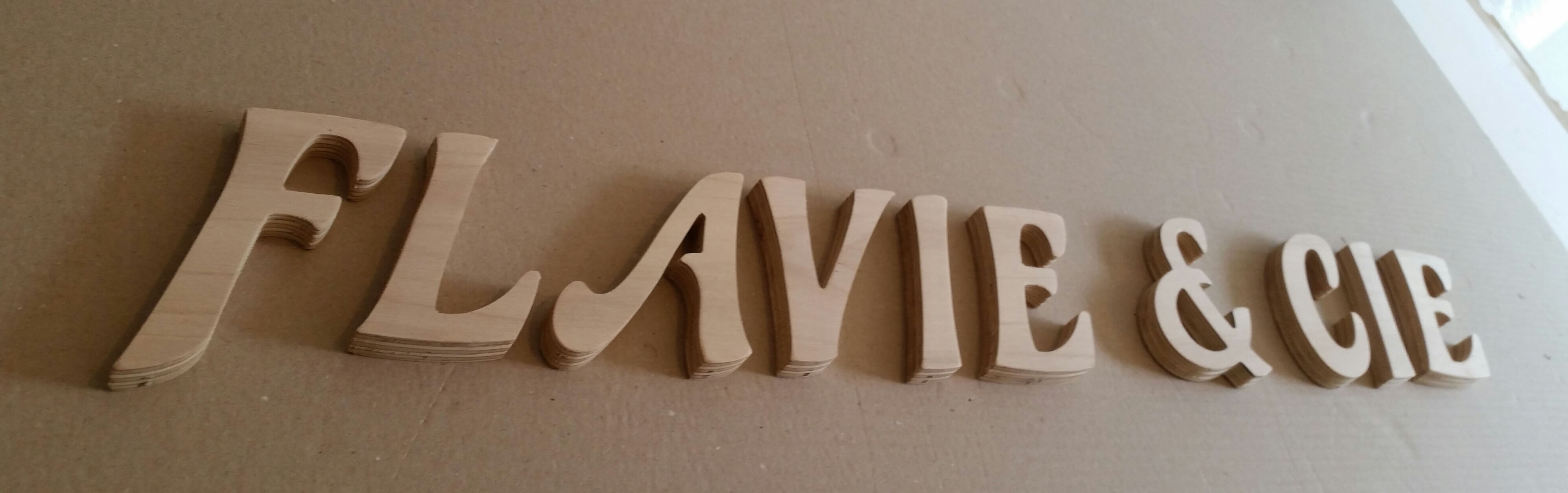 Lettre en bois flavie cie