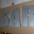 Lettre en relief bar