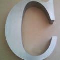 Lettre en relief c