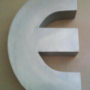 Lettre en relief e