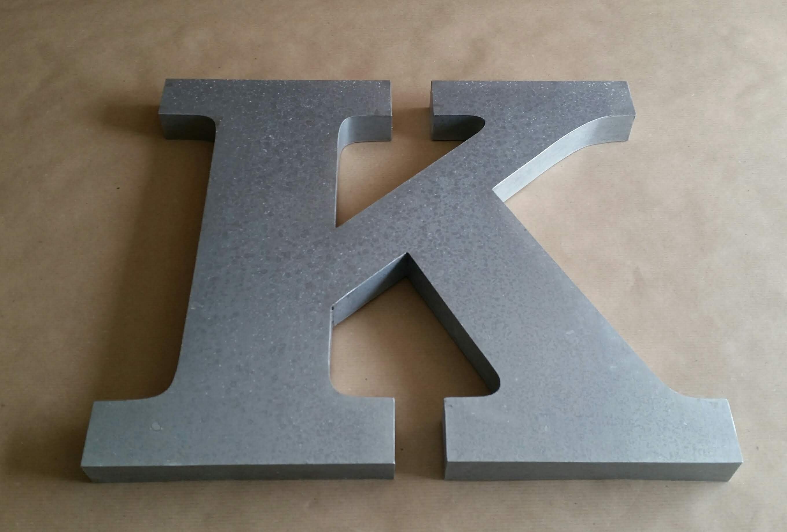 Lettre en relief k