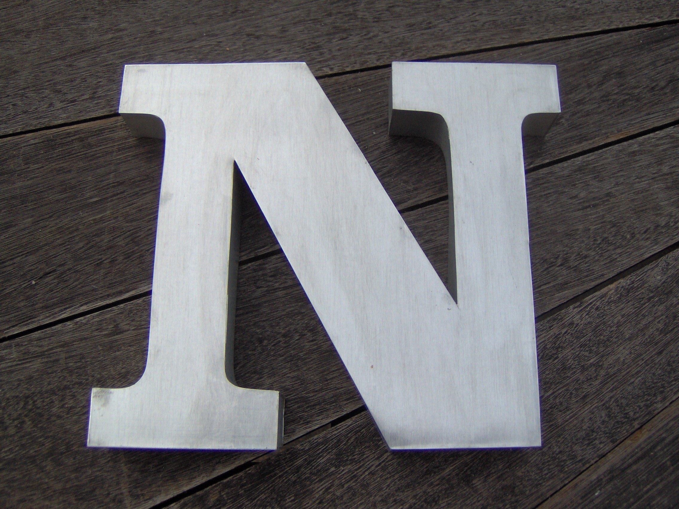 Lettre en relief n1