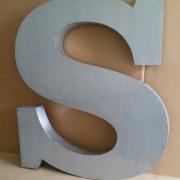 Lettre en relief s