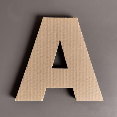 Lettre en carton arial black