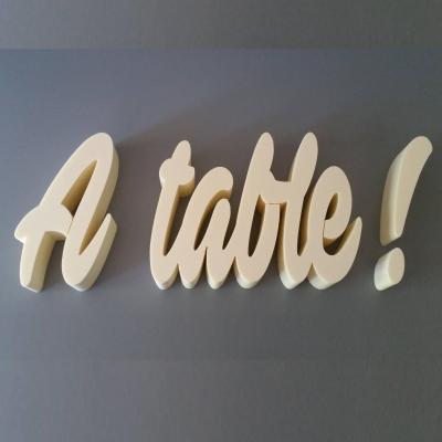 Lettres en polystyrene a table 